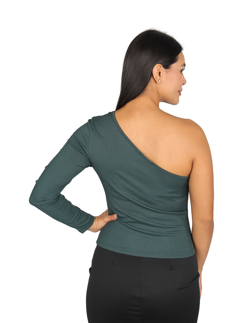 Mujer vistiendo blusa verde bosque de un solo hombro y falda negra.