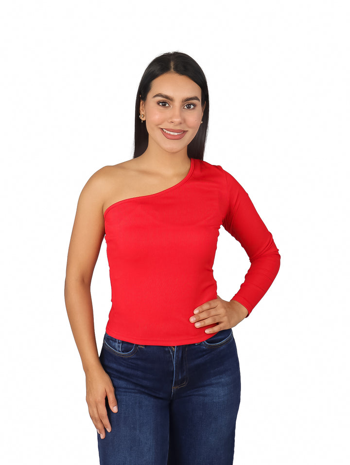 Mujer vistiendo blusa roja de una sola manga y pantalones vaqueros azules.