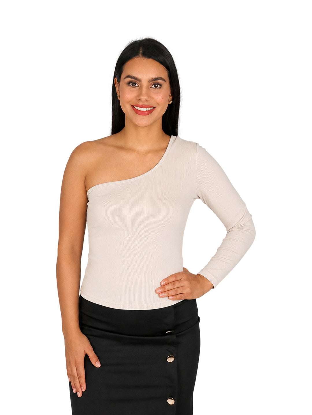 Mujer modelando blusa color crema asimétrica de un solo hombro y falda negra.