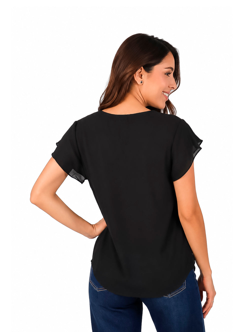 Mujer modelando blusa negra de cuello en V y jeans azules sobre fondo blanco.