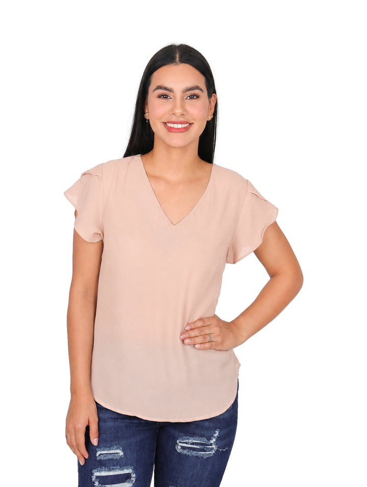 Mujer modelando blusa color camel con cuello en V y mangas cortas.