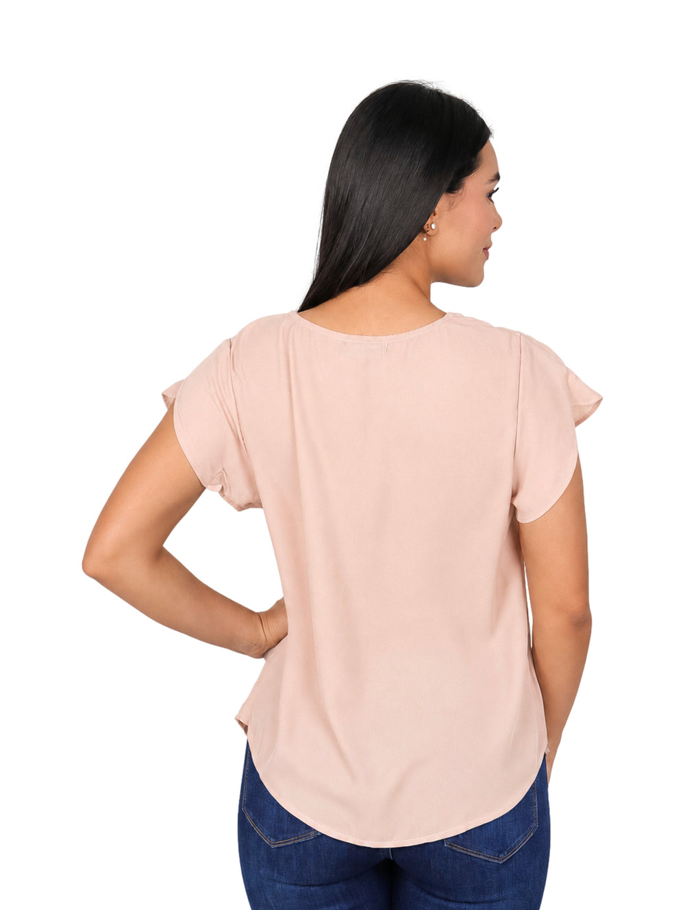 Mujer modelando blusa color camel con cuello en V y mangas cortas.