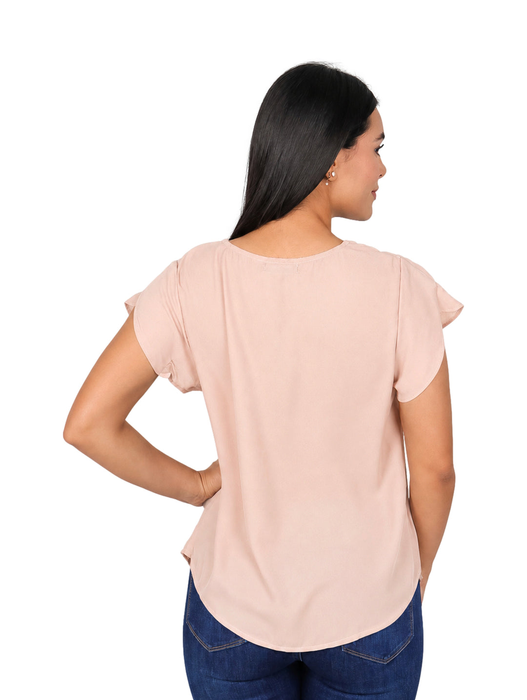 Mujer modelando blusa color camel con cuello en V y mangas cortas.