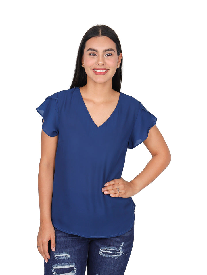 Mujer vistiendo una blusa azul de cuello V y mangas cortas estilo casual.