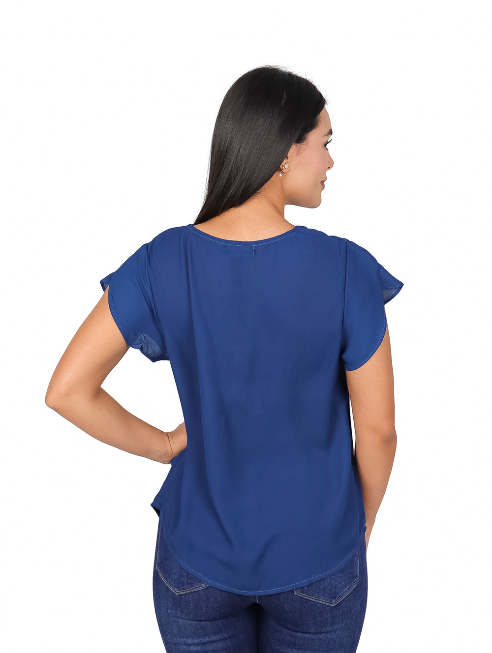 Mujer vistiendo una blusa azul de cuello V y mangas cortas estilo casual.