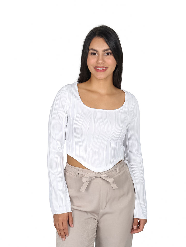 Mujer vistiendo blusa blanca con mangas campana y textura plisada
