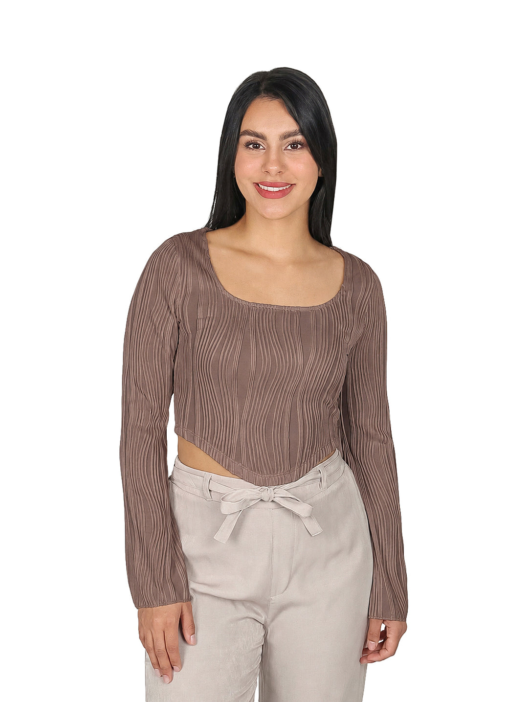 Mujer vistiendo blusa color café con mangas campana y textura estriada.
