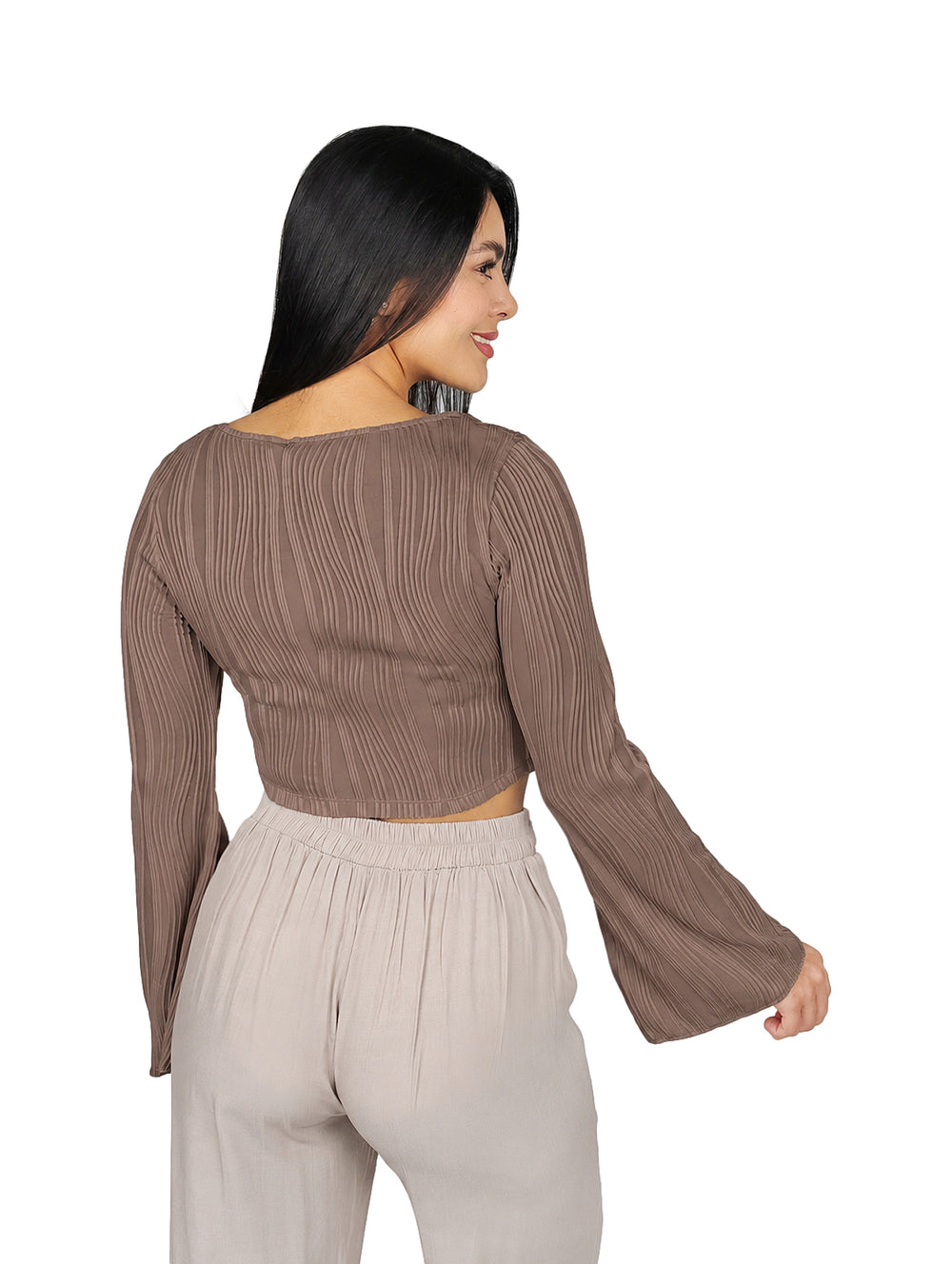 Mujer vistiendo blusa color café con mangas campana y textura estriada.