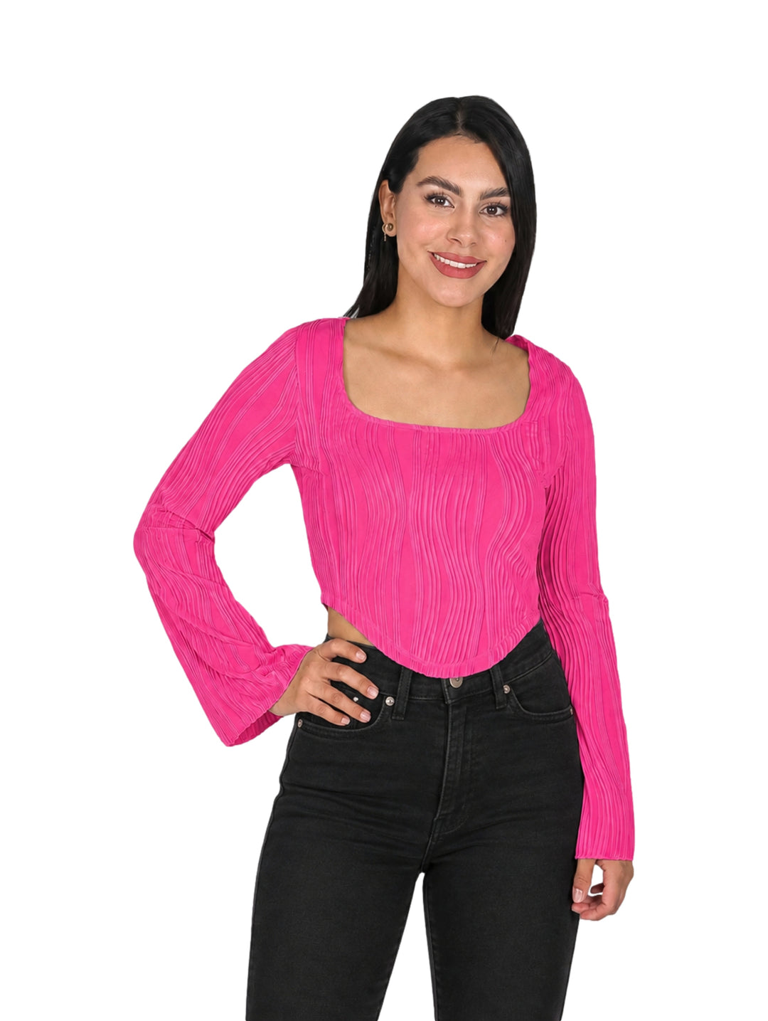 Mujer vistiendo blusa rosa corta con mangas campana y textura acanalada.