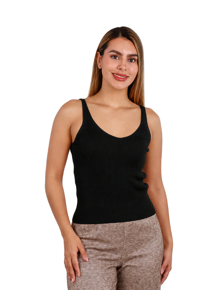 Mujer vistiendo una blusa sin mangas color negro de cuello redondo y ajuste ceñido.