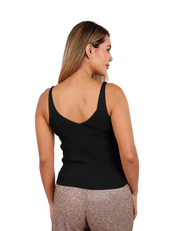Mujer vistiendo una blusa sin mangas color negro de cuello redondo y ajuste ceñido.