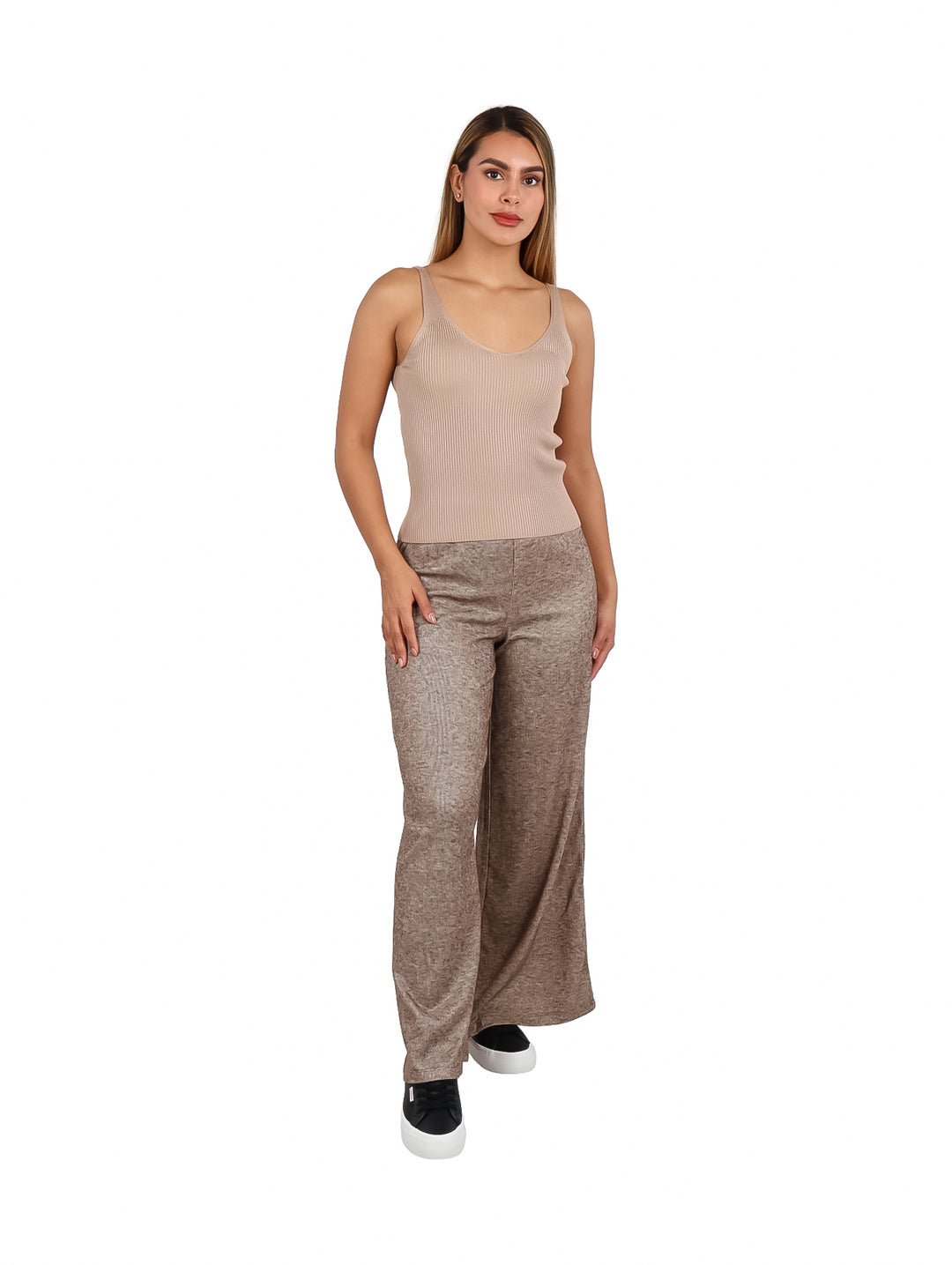Mujer vistiendo una blusa sin mangas color beige con textura acanalada.