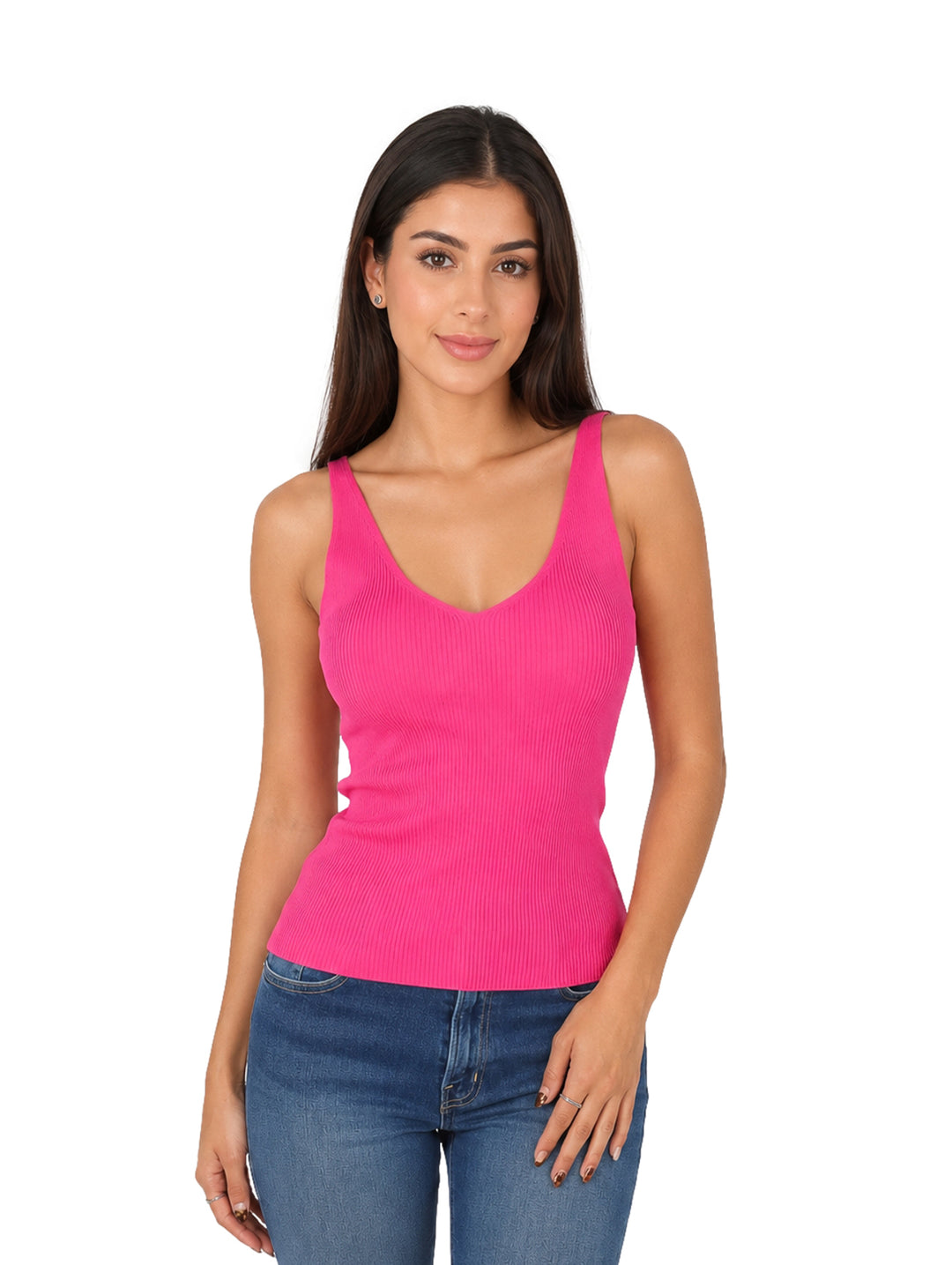 Mujer vistiendo blusa rosa sin mangas con cuello en V y pantalones jeans azules.