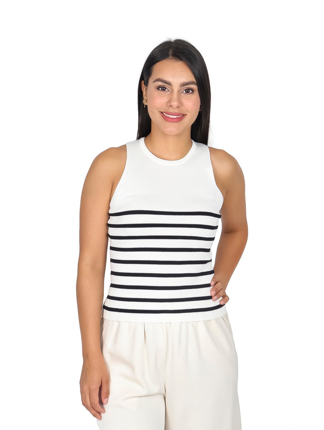 Mujer vistiendo blusa blanca sin mangas con rayas horizontales negras.