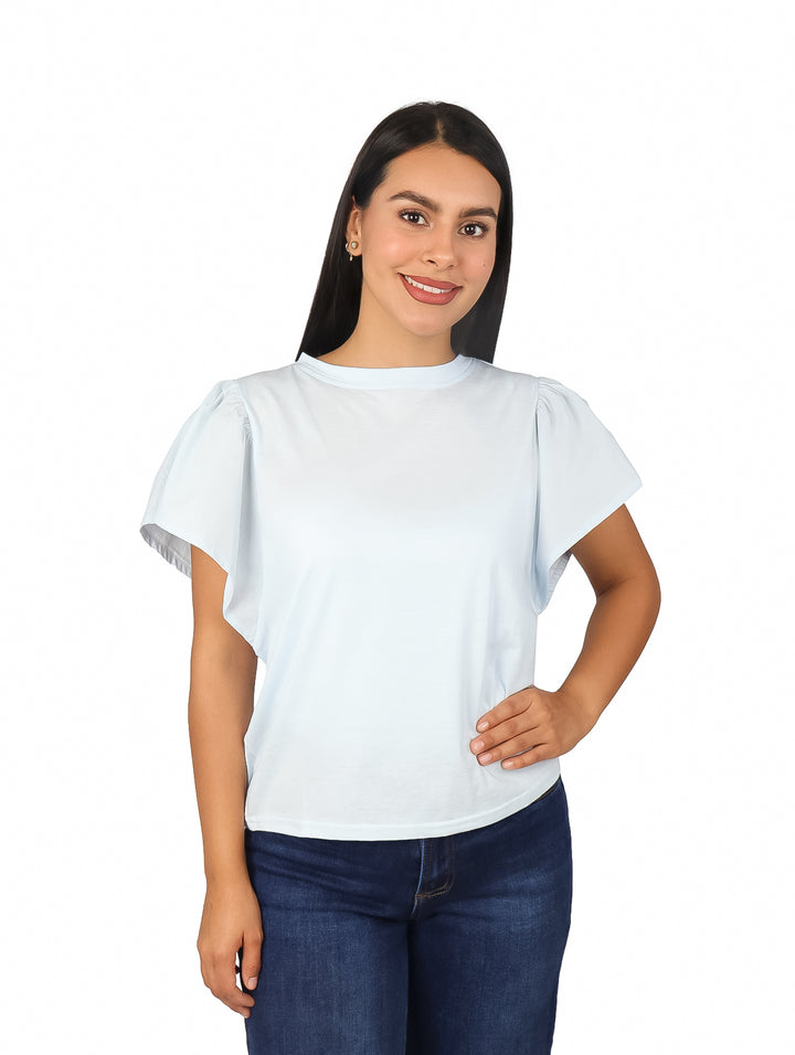 Mujer vistiendo una blusa color azul claro con mangas escarola y cuello redondo.