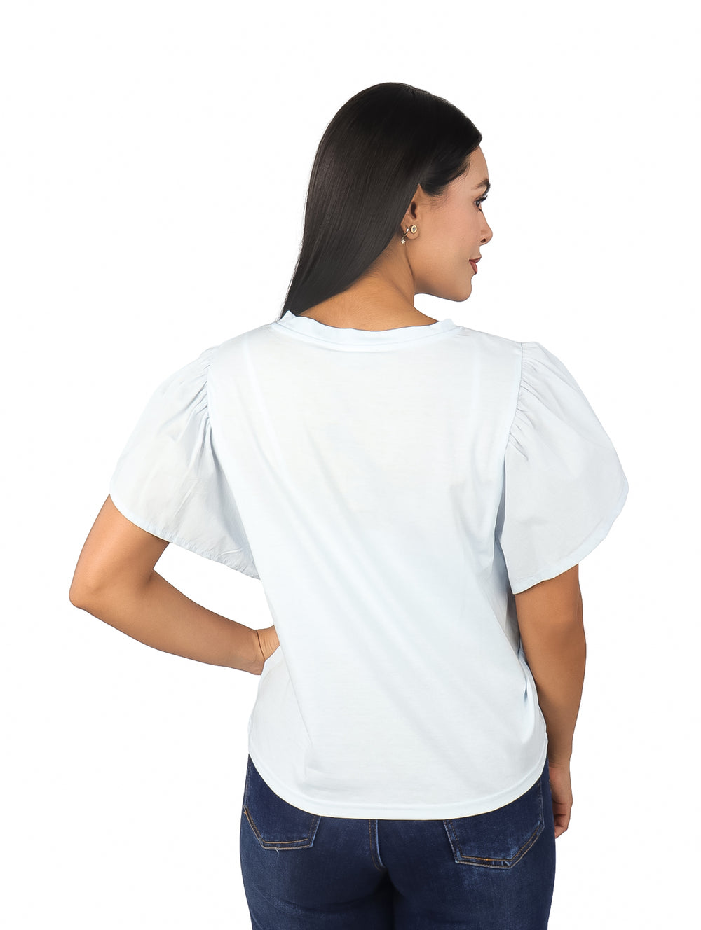 Mujer vistiendo una blusa color azul claro con mangas escarola y cuello redondo.