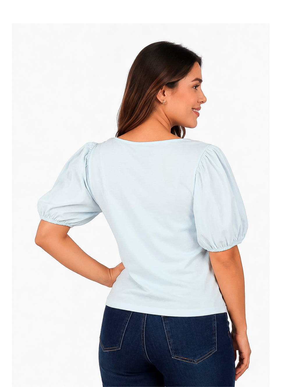 Mujer vistiendo una blusa color azul claro con mangas globo y cuello redondo.