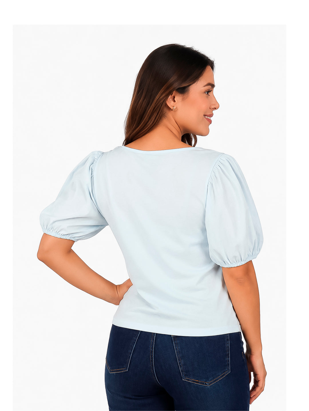 Mujer vistiendo una blusa color azul claro con mangas globo y cuello redondo.