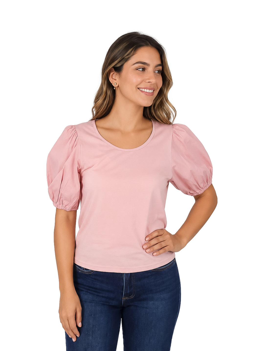 Mujer vistiendo una blusa rosa de manga globo y cuello redondo.