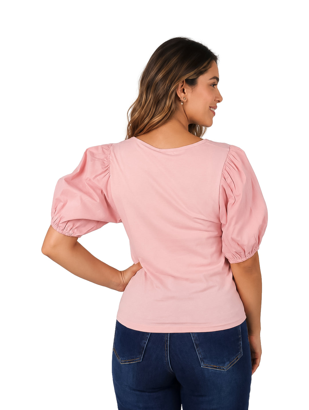 Mujer vistiendo una blusa rosa de manga globo y cuello redondo.