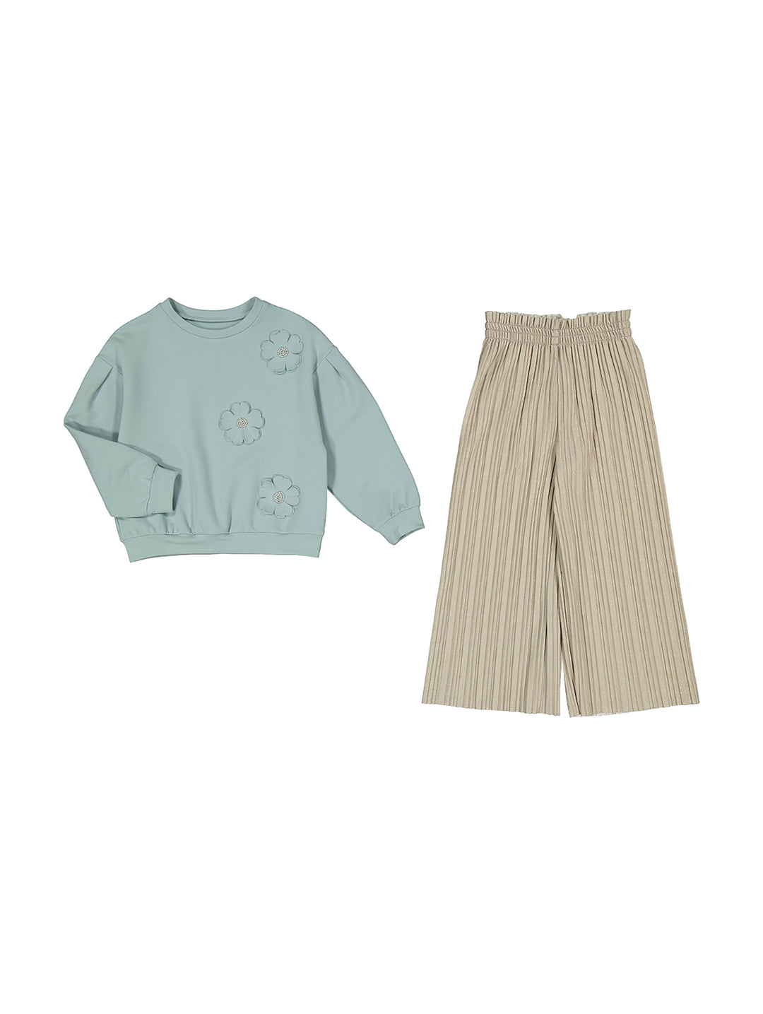 Conjunto de ropa Mayoral con sudadera color jade con aplicaciones de flores y pantalón plisado beige.