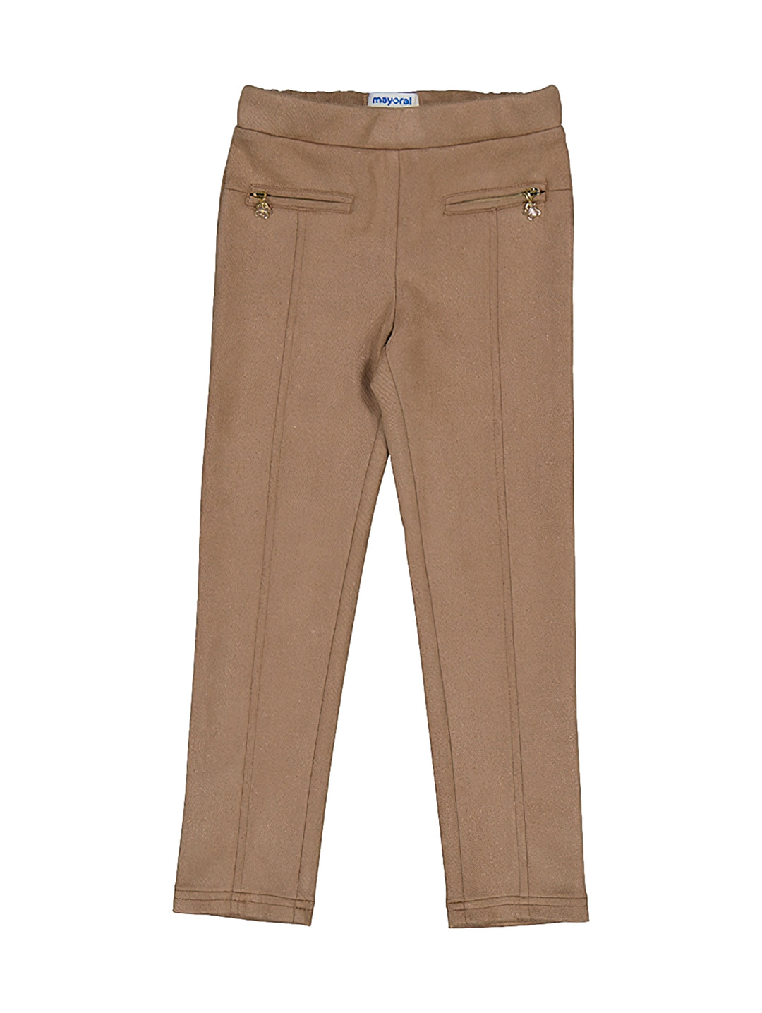 Pantalón de sarga color cacao para niña con cintura elástica y bolsillos frontales con cierre metálico.
