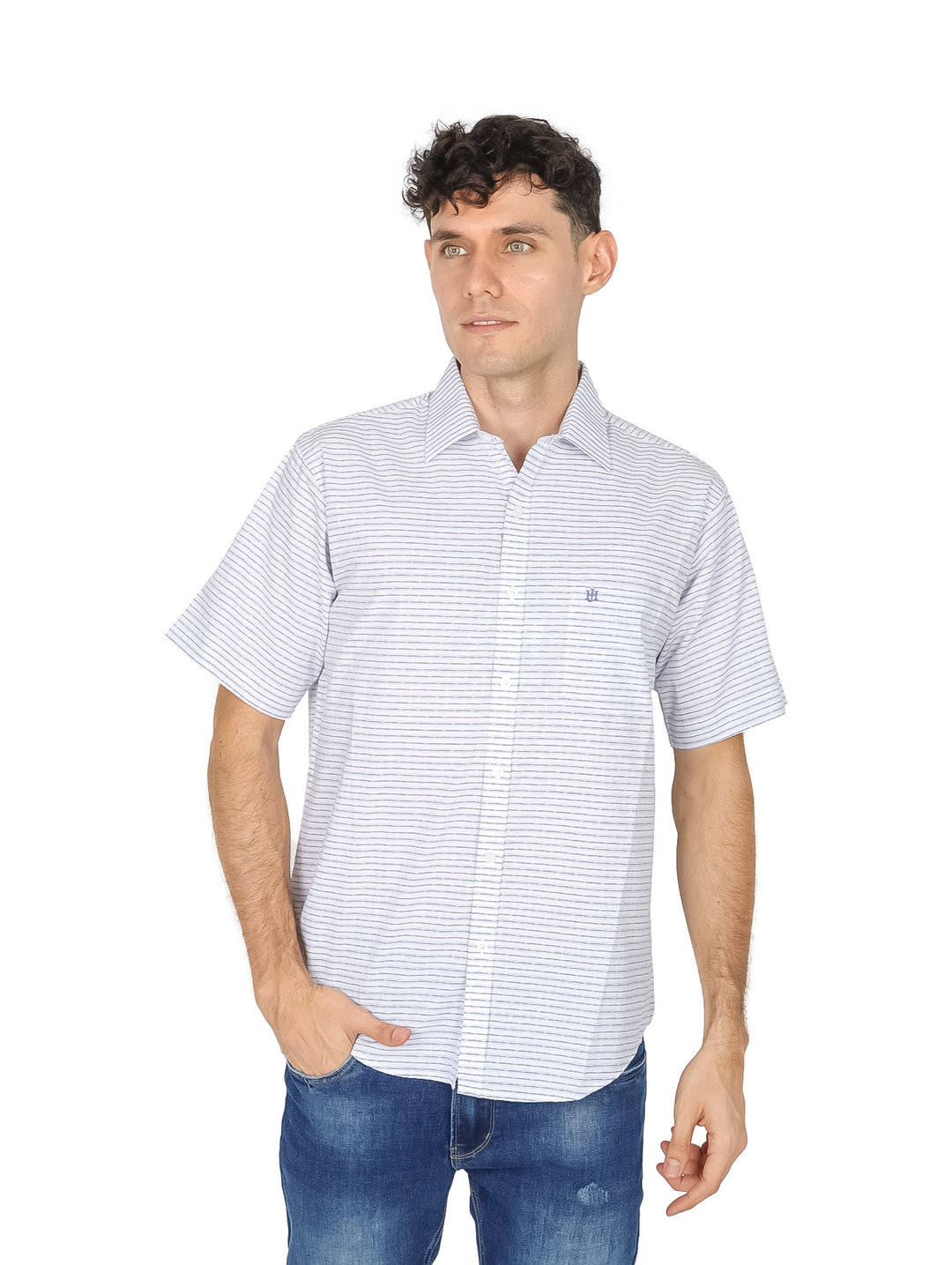 Hombre vistiendo camisa de manga corta con patrón de rayas finas en color blanco y azul.
