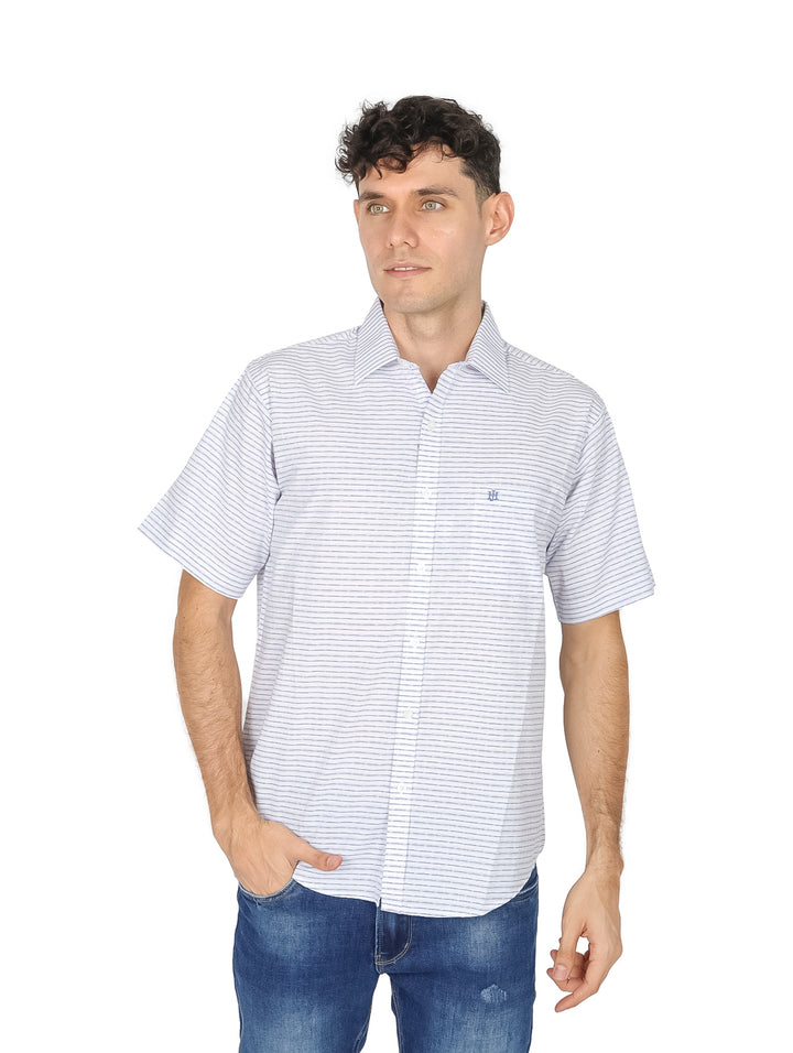 Hombre vistiendo camisa de manga corta con patrón de rayas finas en color blanco y azul.