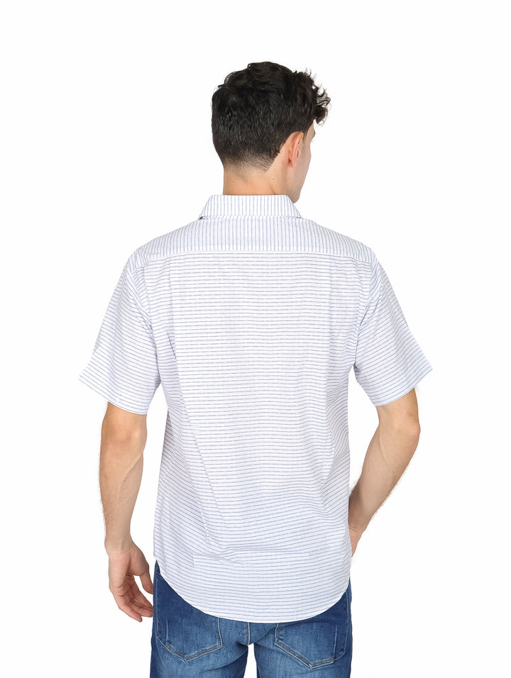 Hombre vistiendo camisa de manga corta con patrón de rayas finas en color blanco y azul.