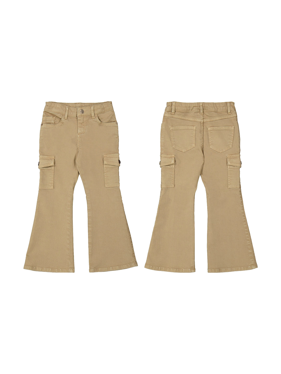 Pantalones cargo color cacao con corte acampanado y bolsillos laterales.