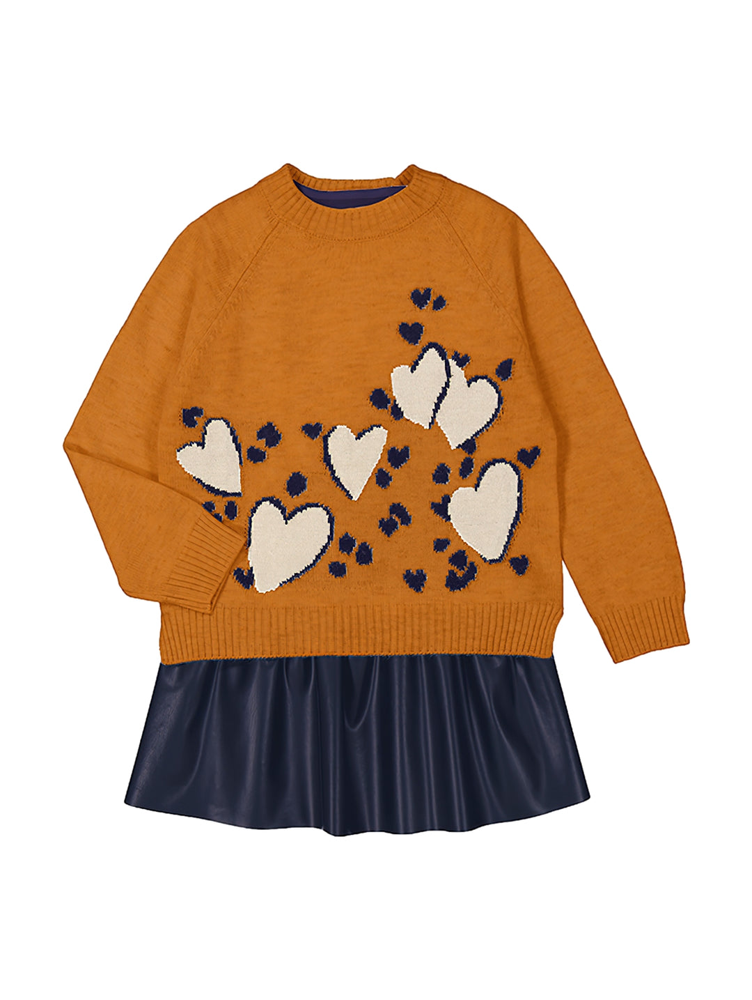 Vestido de tricot color caramelo con detalles de corazones y falda azul marino.
