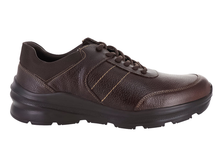 Zapato casual color chocolate con cordones y suela gruesa oscura.