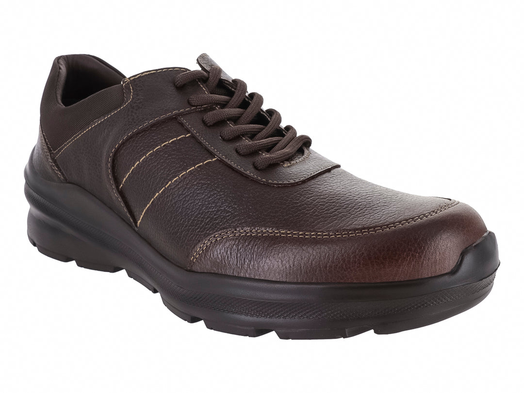 Zapato casual color chocolate con cordones y suela gruesa oscura.