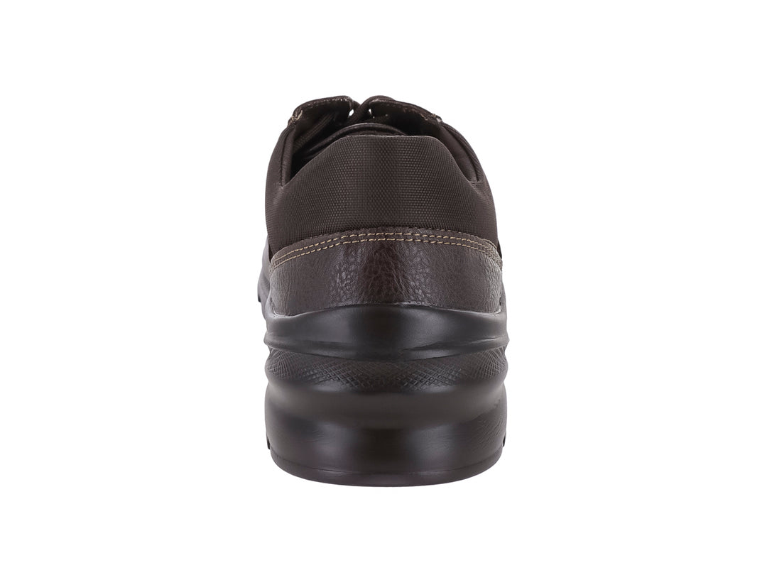 Zapato casual color chocolate con cordones y suela gruesa oscura.