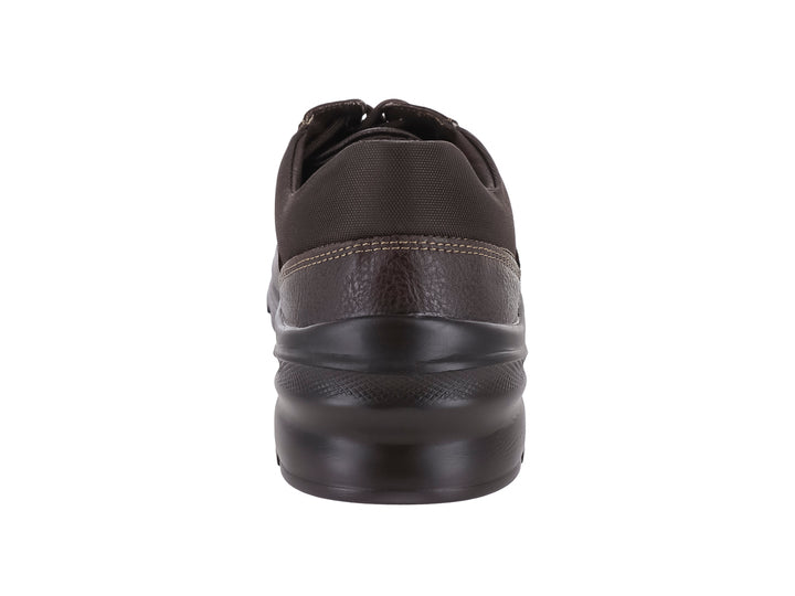 Zapato casual color chocolate con cordones y suela gruesa oscura.