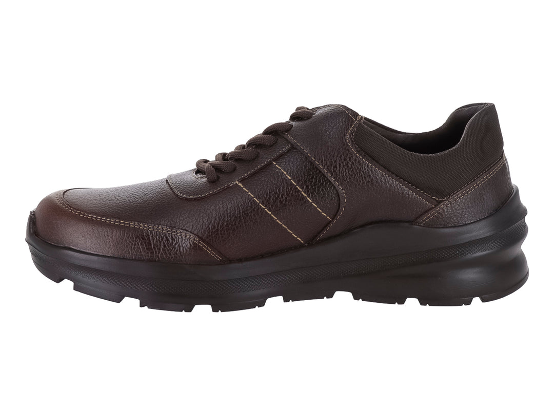 Zapato casual color chocolate con cordones y suela gruesa oscura.