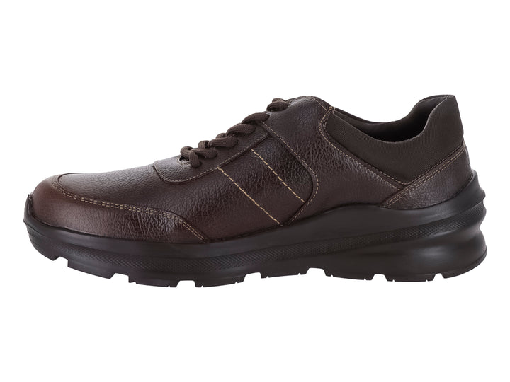Zapato casual color chocolate con cordones y suela gruesa oscura.