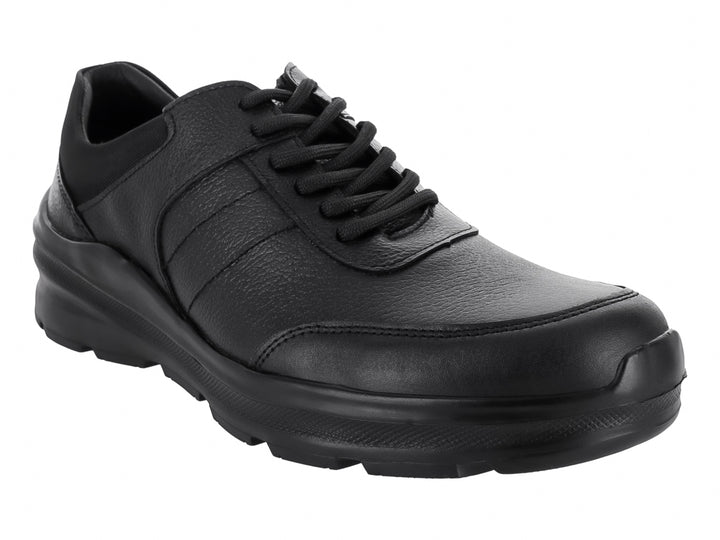 Zapato casual Merano modelo Floter en color negro, fabricado en cuero con textura y suela robusta.