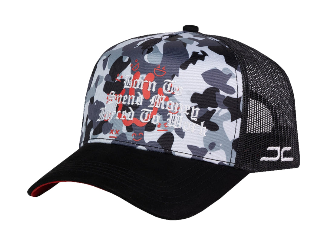 Gorra JC HATS estilo trucker con estampado de camuflaje gris y blanco, visera negra y texto frontal.