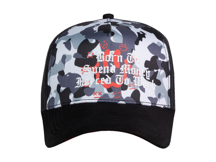 Gorra JC HATS estilo trucker con estampado de camuflaje gris y blanco, visera negra y texto frontal.