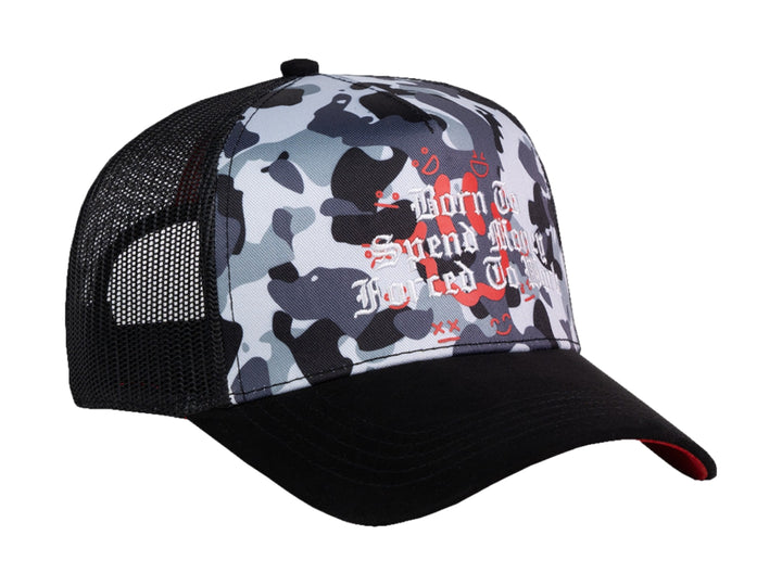 Gorra JC HATS estilo trucker con estampado de camuflaje gris y blanco, visera negra y texto frontal.