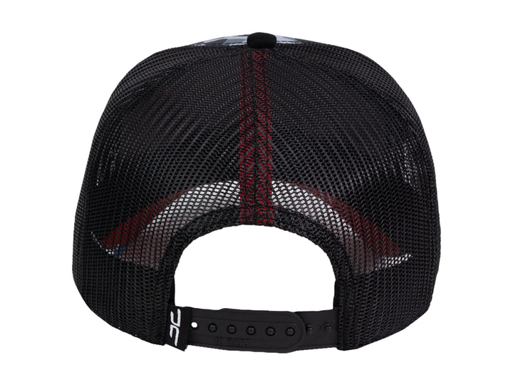 Gorra JC HATS estilo trucker con estampado de camuflaje gris y blanco, visera negra y texto frontal.