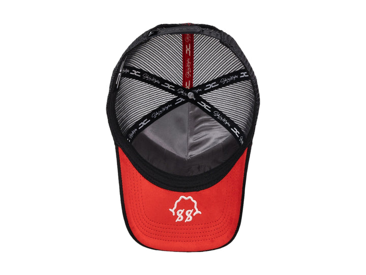 Gorra JC HATS estilo trucker con estampado de camuflaje gris y blanco, visera negra y texto frontal.