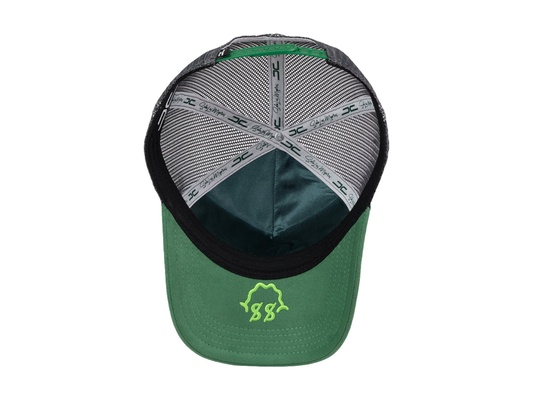 Gorra JC HATS blanca y verde con malla gris y texto &
