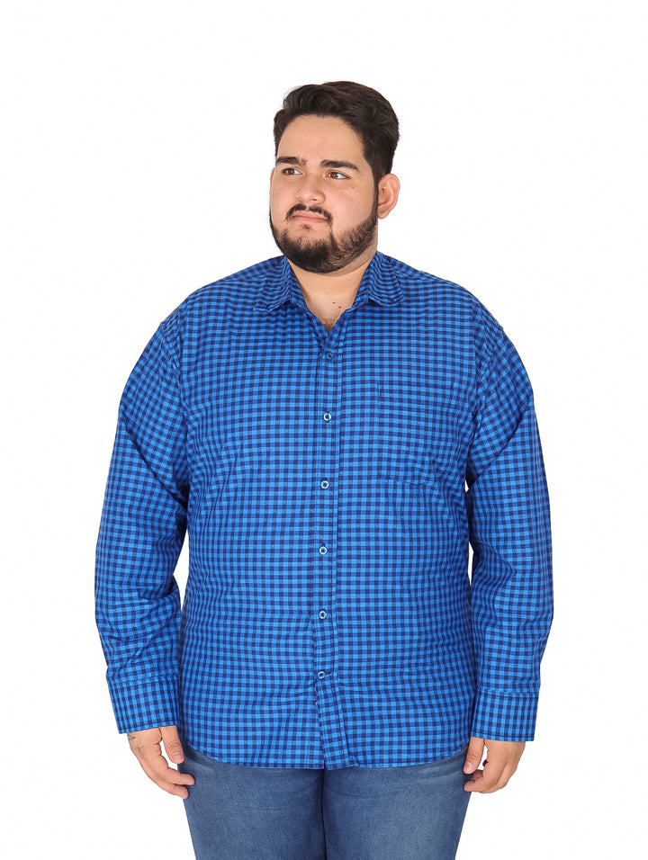 Hombre vistiendo camisa azul de cuadros con manga larga y cuello.