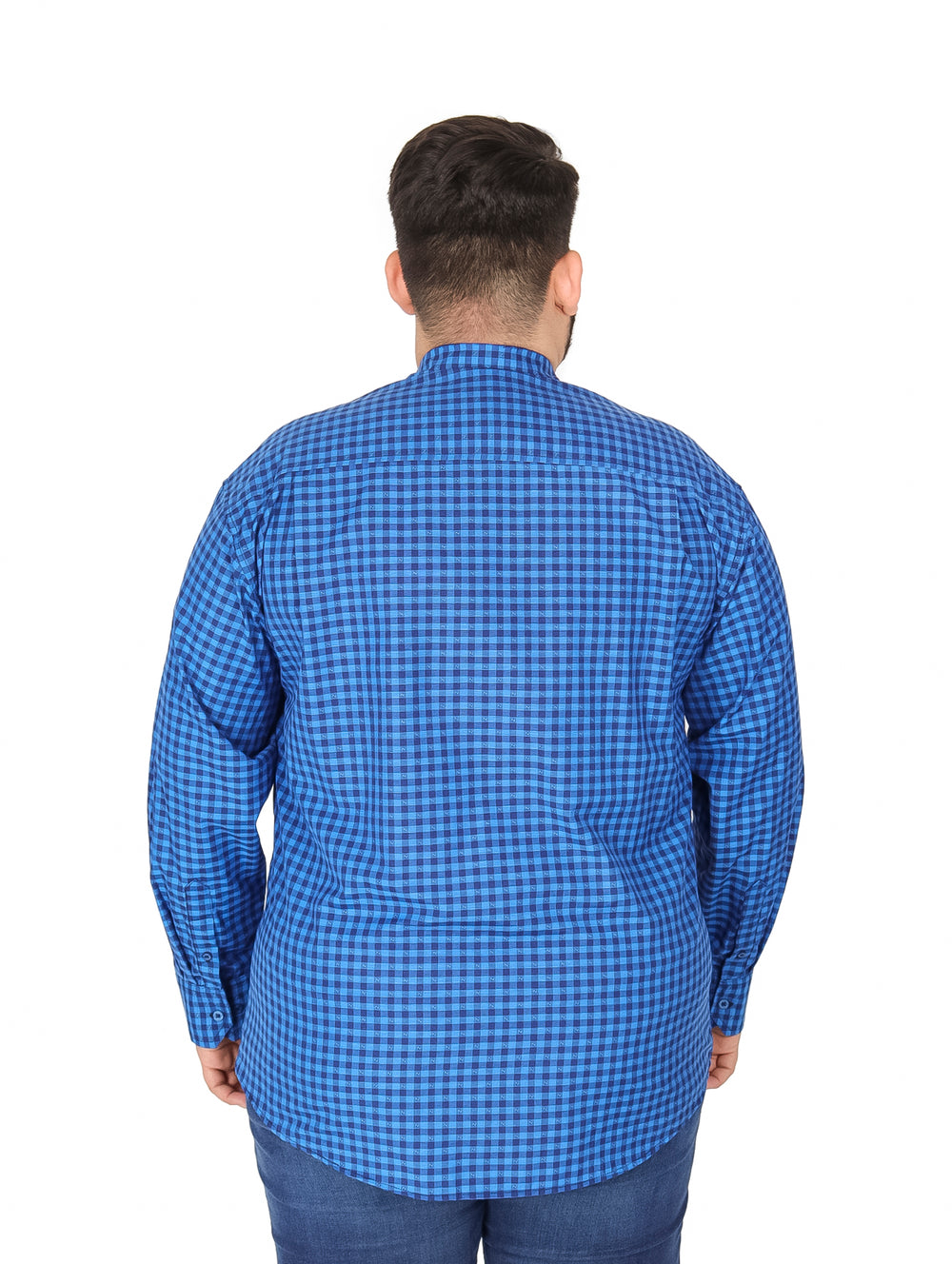Hombre vistiendo camisa azul de cuadros con manga larga y cuello.