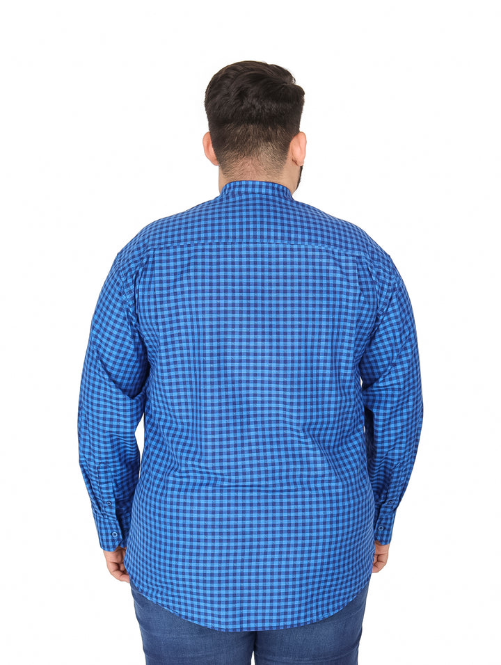 Hombre vistiendo camisa azul de cuadros con manga larga y cuello.