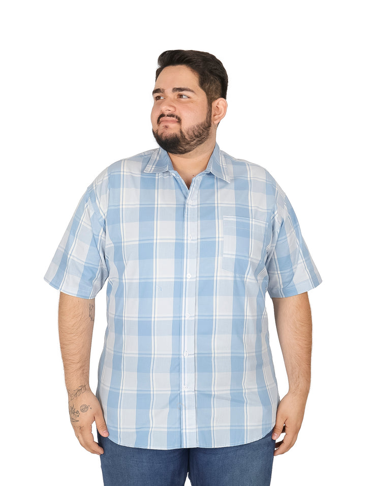 Hombre vistiendo una camisa de cuadros en tonos azul y blanco con manga corta.