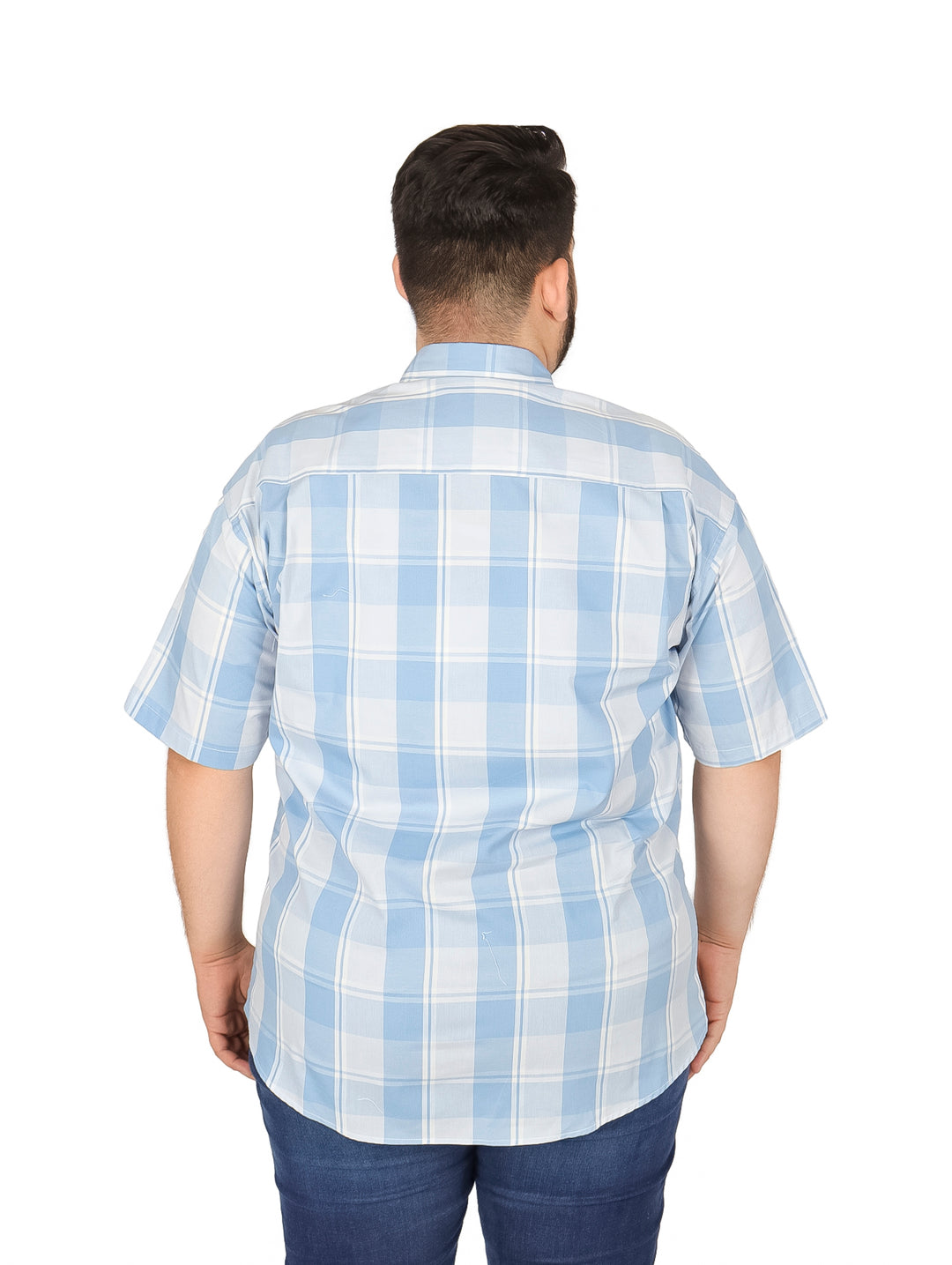 Hombre vistiendo una camisa de cuadros en tonos azul y blanco con manga corta.