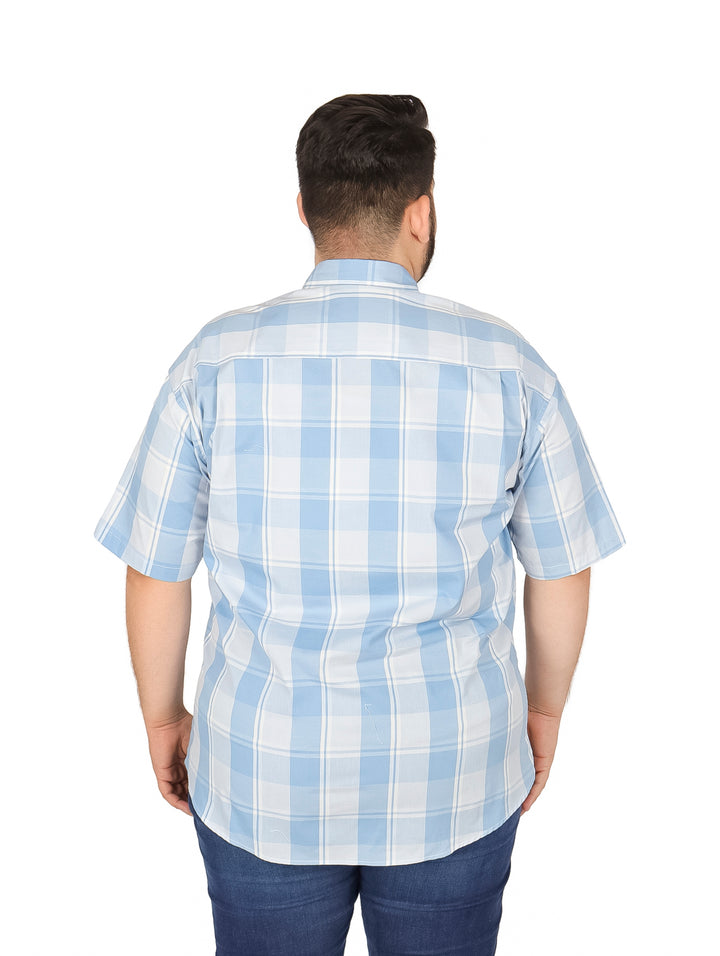 Hombre vistiendo una camisa de cuadros en tonos azul y blanco con manga corta.